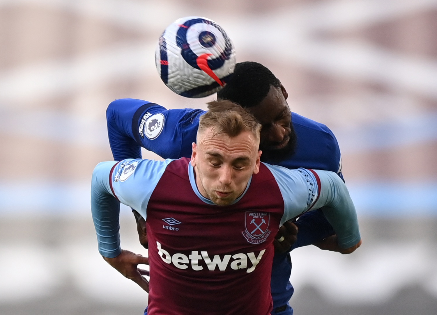 更需保持警 更需保持警